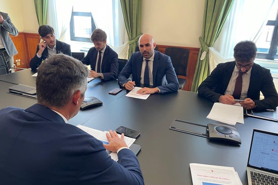 Ich danke Landeshauptmannstellvertreter Alfreider für seine Anerkennung für die Einführung verkehrsberuhigter Zonen (ZTL) in UNESCO-Gebieten, die ich persönlich initiiert und in den neuen geltenden Straßenverkehrskodex aufgenommen habe, sagte Unterstaatssekretär Tullio Ferrante. (Foto: LPA/Ressort für Infrastrukturen- und Mobilität)