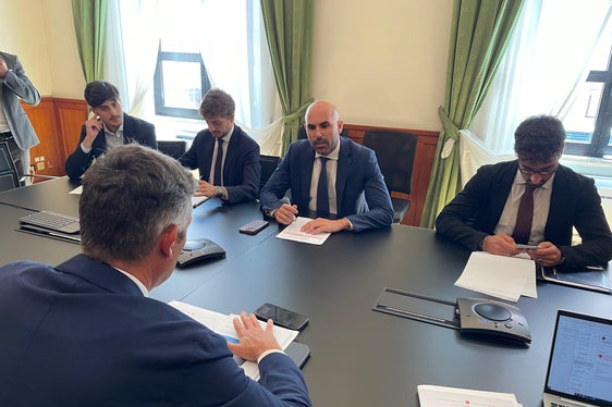 “Ringrazio il vicepresidente Alfreider per aver espresso il suo apprezzamento per l’introduzione della Ztl nelle aree Unesco, che ho voluto personalmente promuovere ed inserire nel nuovo Codice della Strada attualmente in vigore, uno strumento prezioso grazie al quale è possibile favorire una migliore mobilità, contingentando i flussi di traffico per valorizzare luoghi di straordinario valore paesaggistico e naturalistico”, ha detto il sottosegretario di Stato Tullio Ferrante. (Foto: USP/Dipartimento Infrastrutture e Mobilità)