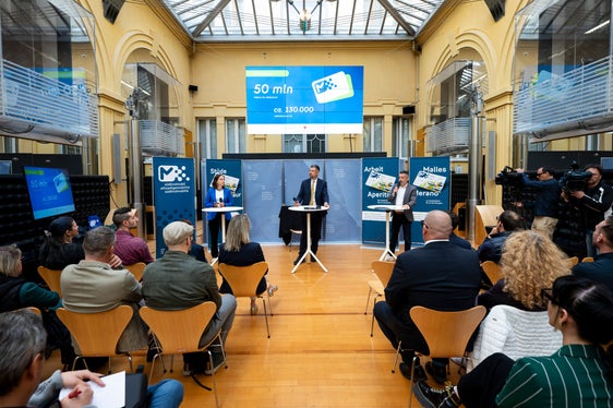 Le Südtirol Pass se trasformëia: nia ma tl design nü, mo dantadöt ti prisc nüs ponsá por respogne ales esigënzes dles nuzadësses y di nuzadus, y adatá ales categories de porsones desvalies che tol i mesi dla rëi de trasport publich tl Südtirol. (Foto: USP/Fabio Brucculeri)