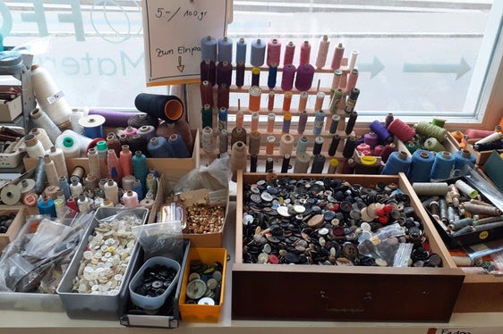 Kreative Materialverwertung im OFFCUT in St. Gallen: Der Materialladen teilt sich die Räumlichkeiten mit einem offenen Atelier, Freizeitwerkstätten und einem Repair Café. (Foto: Landesagentur für Umwelt und Klimaschutz)