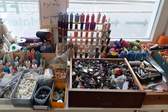 Kreative Materialverwertung im OFFCUT in St. Gallen: Der Materialladen teilt sich die Räumlichkeiten mit einem offenen Atelier, Freizeitwerkstätten und einem Repair Café. (Foto: Landesagentur für Umwelt und Klimaschutz)