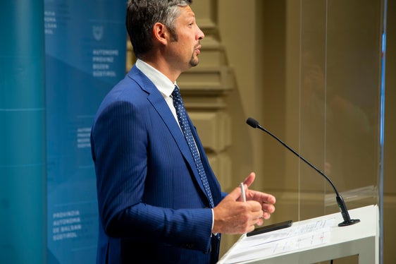 L'assessore Daniel Alfreider: La somma percepita per ogni pernottamento attraverso il sistema di fatturazione concordato con le aziende può essere utilizzato per l'espansione dei servizi di mobilità nelle aree rurali e per aumentare le frequenze su alcune linee. (Foto: ASP/Fabio Brucculeri)