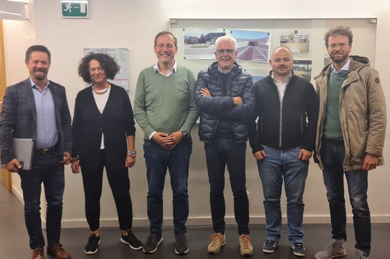 Antrittsbesuch mit Aussprache (v. l.): Michael Pfeifer, Marina Albertoni, Landesrat Massimo Bessone, Claudio Sartori, Daniel Bedin und Hannes Weiss (Foto: LPA/Abteilung Hochbau und Technischer Dienst)