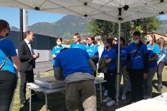 L'assessore provinciale Vettorato oggi al Talvera con gli alunni vincitori del quiz. (Foto: ASP/Nadia Franzoi)