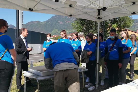 Landesrat Vettorato mit den Schülerinnen und Schülern heute auf den Talferwiesen (Foto: LPA/Nadia Franzoi)