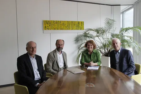 Il direttivo di Lebenshilfe ha incontrato la vicepresidente Pamer: da sinistra il direttore Wolfgang Obwexer, il vicepresidente Armin Reinstadler, l'assessora Pamer e il presidente Roland Schroffenegger (Foto: ASP/Hannes Wisthaler)