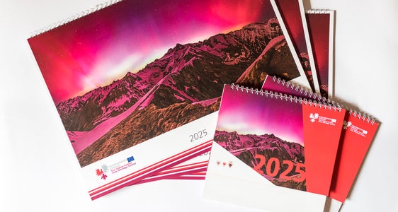 Der Euregio-Kalender 2026 wird am 25. Oktober 2025 vorgestellt. Im Bild: Wand- und Tischkalender des Jahres 2025 (Foto: LPA/Patrizia Corriero)