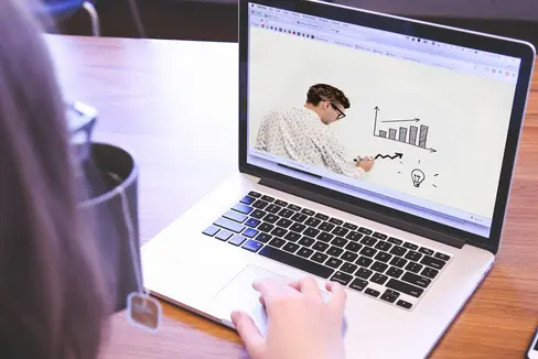 Lehrlinge können bei Lehre Plus online ihre Kenntnisse in Deutsch, Mathematik, Englisch, Italienisch und Betriebswirtschaftslehre verbessern. (Foto: LPA/Pixabay)