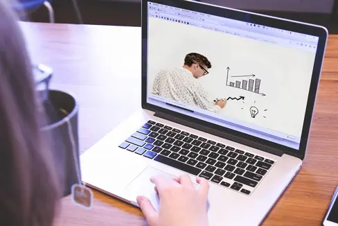 Lehrlinge können bei Lehre Plus online ihre Kenntnisse in Deutsch, Mathematik, Englisch, Italienisch und Betriebswirtschaftslehre verbessern. (Foto: LPA/Pixabay)