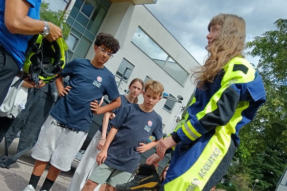 I partecipanti al campo della Protezione civile hanno potuto vedere da vicino l’attrezzatura utilizzata nel soccorso in acqua. (Foto: USP/Protezione civile/Croce Bianca)