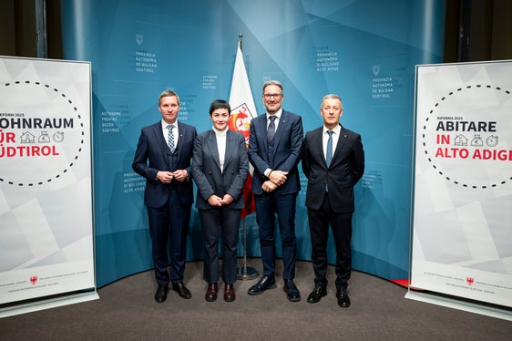 Die Wohnreform 2025 ist ein Kernelement der Regierungsvereinbarung und ist heute vom Landtag verabschiedet worden. Im Bild (von links): Luis Walcher, der Landesrat für Tourismus und Landwirtschaft, Ulli Mair, die Landesrätin für Wohnbau und Sicherheit, Landeshauptmann Arno Kompatscher und Peter Brunner, der Landesrat für Umwelt-, Natur-, Klimaschutz und Raumentwicklung. (Foto: LPA/Fabio Brucculeri)