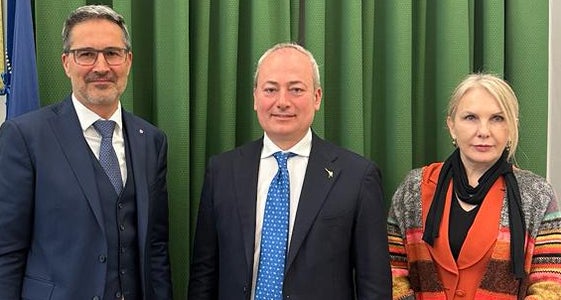 Landeshauptmann Arno Kompatscher (l.) und Senatorin Julia Unterberger (r.) haben heute (29. Februar) in Rom mit Unterstaatssekretär Andrea Ostellari über das (neue) Bozner Gefängnis gesprochen. (Foto: LPA)