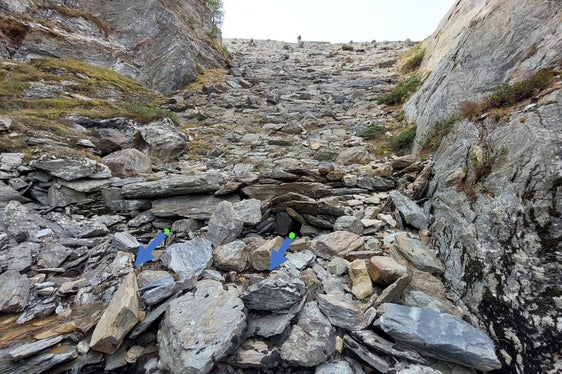 Analysen des Landesamtes für Hydrologie und Stauanlagen haben ergeben: Die statische Struktur der historischen Talsperre im Martelltal hat sich verschlechtert. Im Bild ersichtlich die Austrittspunkte der Durchströmung der Mauer am Hauptquerschnitt (Foto: LPA/Landesamt für Hydrologie und Stauanlagen)