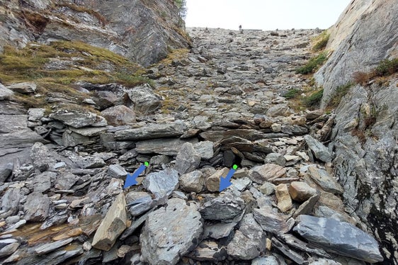 Nel corso di oltre un secolo dalla realizzazione della diga, le acque sotterranee, provenienti dallo scioglimento della neve e del ghiacciaio, si sono lentamente e costantemente infiltrate nella diga (Foto: ASP/Ufficio idrologia e dighe)