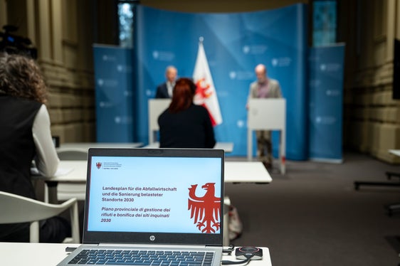 Der Vorschlag für den neuen Landesplan für die Abfallwirtschaft und die Sanierung belasteter Standorte 2030 führt die Pläne für Hausabfälle und für Sonderabfälle zusammen und ergänzt sie durch einen Plan für die Altlastensanierung. Die Neuerungen wurden am 23. Oktober bei einer Pressekonferenz in Bozen vorgestellt. (Foto: LPA/Fabio Brucculeri)