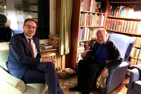 Nella foto: il presidente della Giunta, Arno Kompatscher (a sinistra) e Roland Riz in un incontro a gennaio 2022. Per il 95° compleanno Kompatscher parla di Riz come di un combattente coraggioso, ma dotato di un grande realismo. (Foto: archivio ASP)