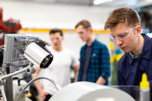 An der Technologischen Fachoberschule Max Valier in Bozen soll eine Stelle als Schullaborant oder Schullaborantin für den Fachbereich Maschinenbau besetzt werden. (Foto: Unsplash)
