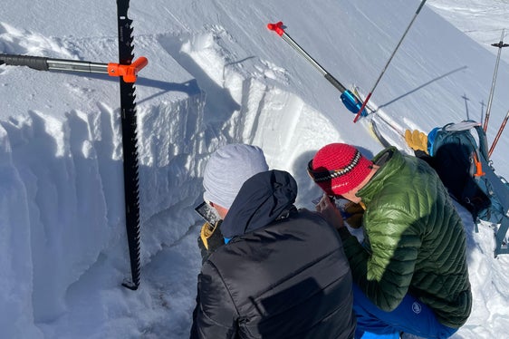 Anche il personale dell'Ufficio Meteorologia e prevenzione valanghe è coinvolto nel reperimento dei dati; la foto li ritrae durante un rilevamento del manto nevoso con le guide alpine sulla Val Medesc, a Badia. (Foto: ASP/Ufficio Meteorologia e prevenzione valanghe)