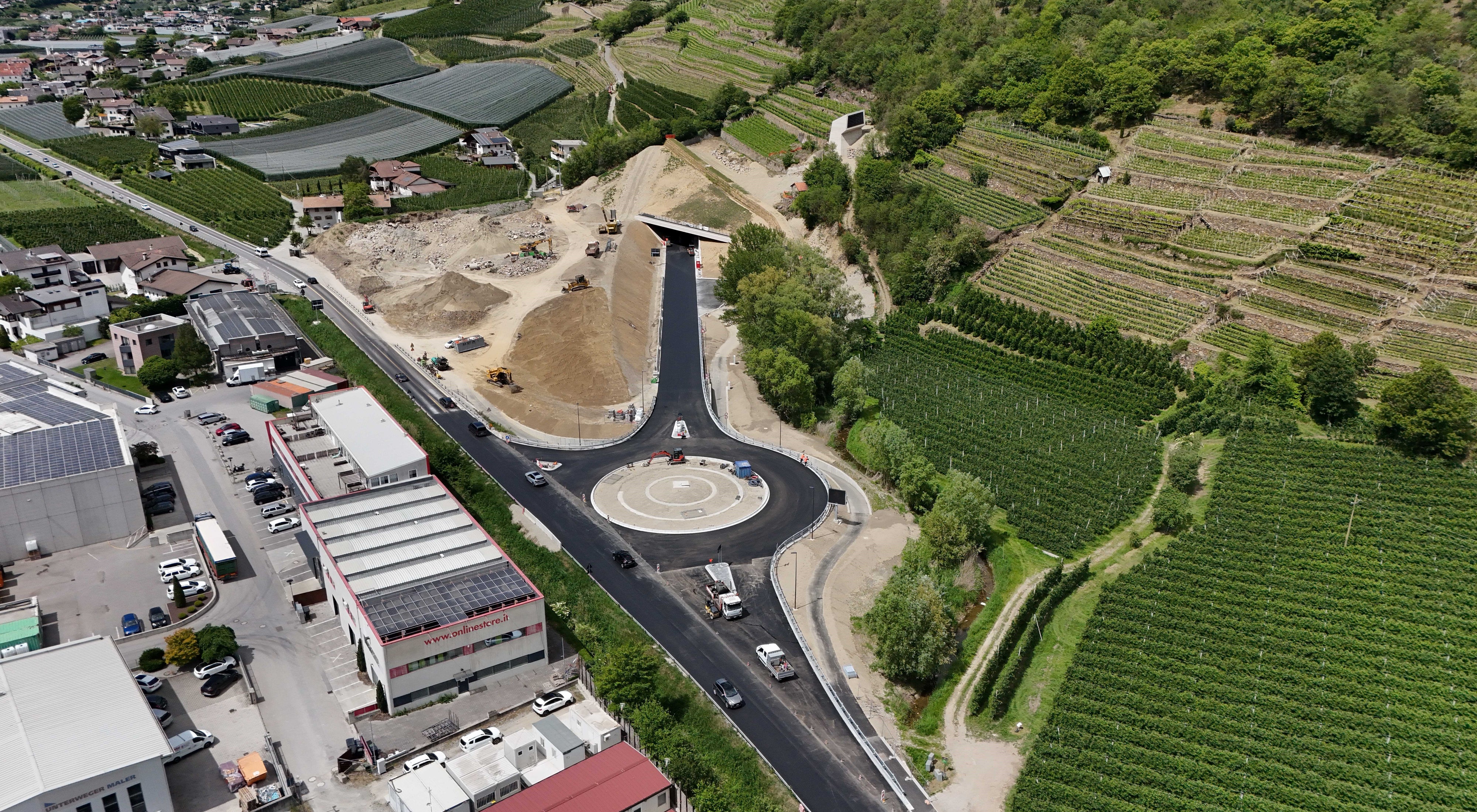 Luftaufnahme des östlichen Anschlusses der Umfahrung, ausgeführt als Kreisverkehr im Gewerbegebiet von Galsaun. (Foto: LPA/Ressort für Infrastrukturen und Mobilität)