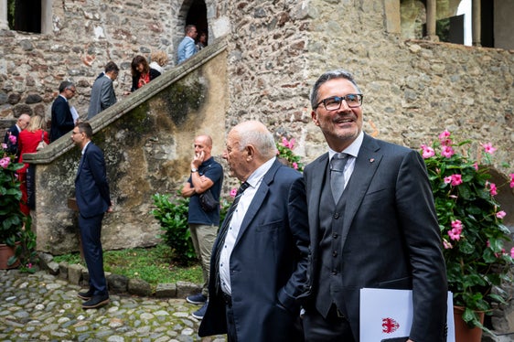 Auf Schloss Tirol wurde am 5. September über Sonderautonomien und Minderheitenschutz gesprochen. Mit dabei waren neben Landeshauptmann Arno Kompatscher auch Alt-Landeshauptmann Luis Durnwalder und zahlreiche Vertreterinnen und Vertreter des öffentlichen Lebens. (Foto: LPA/Fabio Brucculeri)