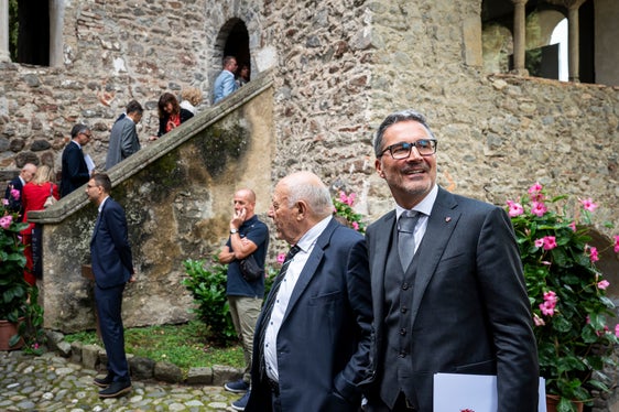 Auf Schloss Tirol wurde am 5. September über Sonderautonomien und Minderheitenschutz gesprochen. Mit dabei waren neben Landeshauptmann Arno Kompatscher auch Alt-Landeshauptmann Luis Durnwalder und zahlreiche Vertreterinnen und Vertreter des öffentlichen Lebens. (Foto: LPA/Fabio Brucculeri)
