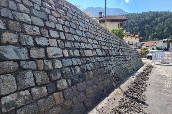Auch entlang der Staatstraße auf den Reschenpass in Graun (SS 40) wurden die Steinmauern wieder auf Vordermann gebracht. (Foto: LPA/Straßendienst Vinschgau)