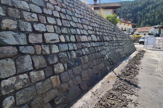 Anche i muri in pietra lungo la strada statale per il Passo Resia a Curon Venosta (SS 40) sono stati risanati. (Foto: Servizio strade Val Venosta)