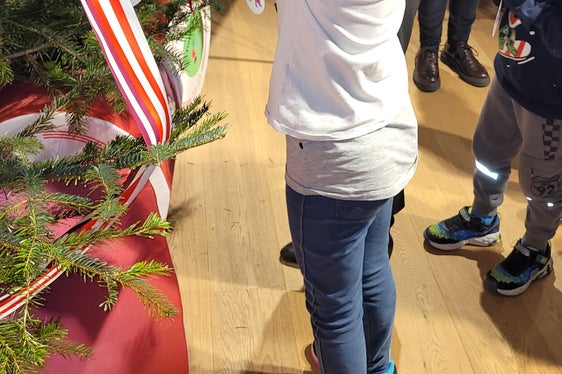 Mit der Hilfe von Valentina Stecchi haben die Kinder am Ende des Workshops auch den Christbaum mit ihren Werken geschmückt. (Foto: Euregio/Armin Gluderer)