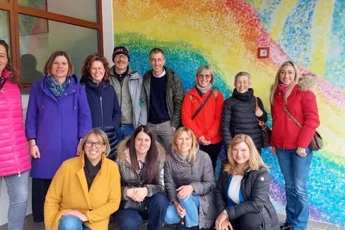Eine Delegation aus dem Fassatal hat in St. Christina das pädagogische Konzept der ladinischen Kindergärten vor Ort kennengelernt, mit dabei war u.a. die Direktorin des Kindergartensprengels Ladinia Genny Ploner (2.v.l.) (Foto: LPA/Ladinische Bildungsdirektion)