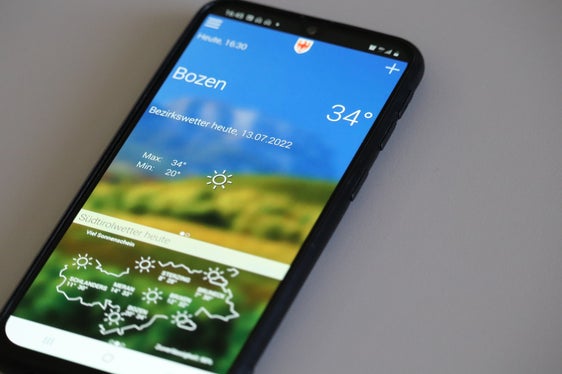 Für die kommenden Tag werden die Temperaturen weiter ansteigen; im Bild die App des Landeswetterdienstes (Foto: LPA/Maja Clara)