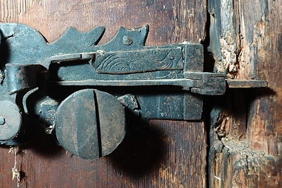 Il maso Viehraster: la foto mostra il chiavistello barocco. (Foto: USP/Soprintendenza provinciale ai beni culturali/Archivio Pescoller)