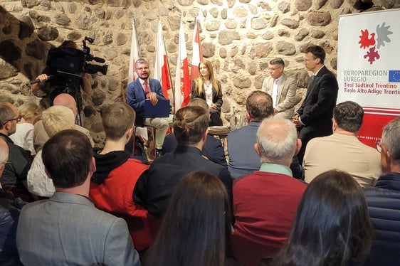 Grande interesse del pubblico al Giovedì culturale dell'Euregio sulla guerra in Ucraina (Foto: Euregio/Armin Gluderer)