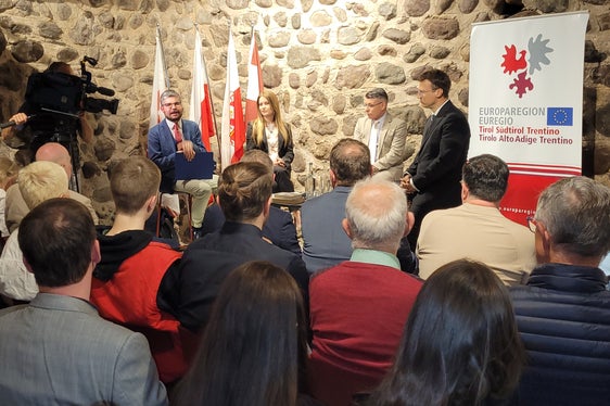 Grande interesse del pubblico al Giovedì culturale dell'Euregio sulla guerra in Ucraina (Foto: Euregio/Armin Gluderer)