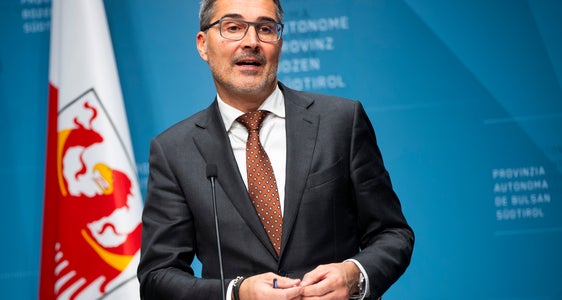 Landeshauptmann Kompatscher zu den neuen Förderkriterien der ehrenamtlichen Tätigkeit: Wir erleichtern den Zugang zur Förderung, heben den Förderbeitrag an und erweitern die zur Abrechnung zugelassenen Ausgaben. (Foto: LPA/Fabio Brucculeri)