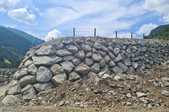 Der Bautrupp der Wildbachverbauung hat die Ablenkdämme am Wollbach in St. Jakob im Ahrntal mit Zyklopensteinen errichtet. (Foto: LPA/Landesamt für Wildbach- und Lawinenverbauung Ost)