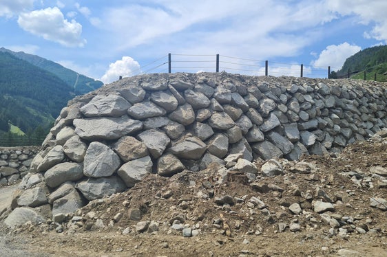 La squadra di costruzione dei Bacini montani ha costruito gli argini deviatori sul rio di Valle a San Giacomo in Valle Aurina (Foto: ASP/Ufficio sistemazione bacini montani Est)