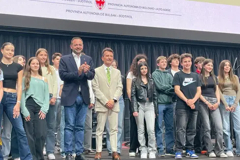 “Siamo molto orgogliosi di voi: siete il nostro futuro”. Lo ha detto il vicepresidente e assessore all’Istruzione Marco Galateo (nella foto in primo piano a sinistra) durante la premiazione delle eccellenze della scuola italiana tenutasi il 28 maggio in Fiera a Bolzano. Il tradizionale momento che segna idealmente la conclusione delle lezioni nelle scuole della provincia di Bolzano. Alla giornata di festa ha presenziato anche il sovrintendente scolastico Vincenzo Gullotta (nella foto sul palco alla destra del vicepresidente Galateo). (Foto: USP/Valentina Failo)