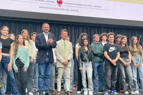 “Siamo molto orgogliosi di voi: siete il nostro futuro”. Lo ha detto il vicepresidente e assessore all’Istruzione Marco Galateo (nella foto in primo piano a sinistra) durante la premiazione delle eccellenze della scuola italiana tenutasi il 28 maggio in Fiera a Bolzano. Il tradizionale momento che segna idealmente la conclusione delle lezioni nelle scuole della provincia di Bolzano. Alla giornata di festa ha presenziato anche il sovrintendente scolastico Vincenzo Gullotta (nella foto sul palco alla destra del vicepresidente Galateo). (Foto: USP/Valentina Failo)