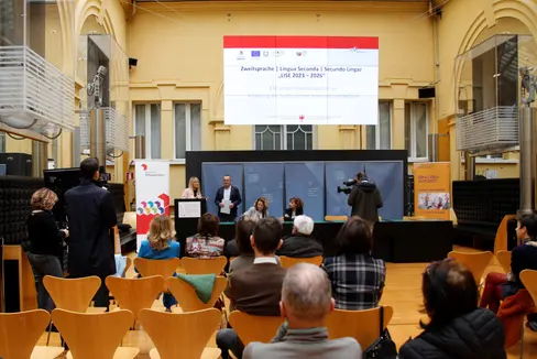 Zweite Sprachen Italienisch und Deutsch fördern: Das Projekt LISE wurde heute (15. März) bei einer Pressekonferenz im Palais Widmann präsentiert (v.l. Claudia Weiler, Direktorin im Amt für den Europäischen Sozialfonds, Gustav Tschenett, Direktor der Deutschen Bildungsdirektion, Edith Ploner, Direktorin der Ladinischen Bildungs- und Kulturdirektion, Rosella Li Castri, Direktorin im Amt für Schulordnung und Schulprojekte der Italienischen Bildungsdirektion) (Foto: LPA/Verena Hilber)