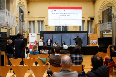 Si è tenuta oggi (15 marzo) nel cortile interno di Palazzo Widmann la presentazione del progetto di mobilità studentesca LISE. Nella foto (da sinistra) Claudia Weiler, direttrice dell'Ufficio Fondo sociale europeo, Gustav Tschenett, direttore della Dipartimento Istruzione e Formazione tedesca, Edith Ploner, direttrice della Direzione provinciale Scuole ladine e Rosella Li Castri, direttrice dell'Ufficio Ordinamento scolastico e progettualità del Dipartimento Istruzione e Formazione italiana (Foto: ASP/Verena Hilber)