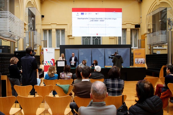Zweite Sprachen Italienisch und Deutsch fördern: Das Projekt LISE wurde heute (15. März) bei einer Pressekonferenz im Palais Widmann präsentiert (v.l. Claudia Weiler, Direktorin im Amt für den Europäischen Sozialfonds, Gustav Tschenett, Direktor der Deutschen Bildungsdirektion, Edith Ploner, Direktorin der Ladinischen Bildungs- und Kulturdirektion, Rosella Li Castri, Direktorin im Amt für Schulordnung und Schulprojekte der Italienischen Bildungsdirektion) (Foto: LPA/Verena Hilber)