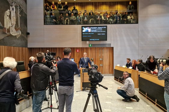Arno Kompatscher è stato rieletto oggi presidente della Provincia con 19 voti su 35. Kompatscher inizia così il suo terzo mandato. (Foto: ASP/Greta Stuefer)