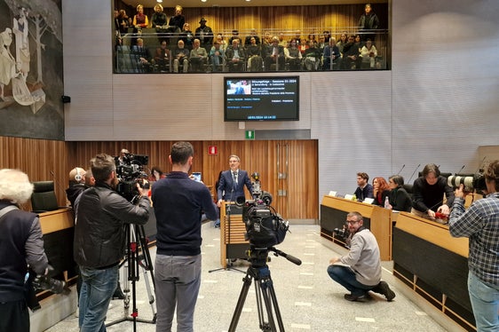 Mit 19 von 35 Stimmen ist heute Arno Kompatscher als Landeshauptmann von Südtirol wiedergewählt worden. Damit tritt Kompatscher seine dritte Amtszeit an. (Foto: LPA/Greta Stuefer)