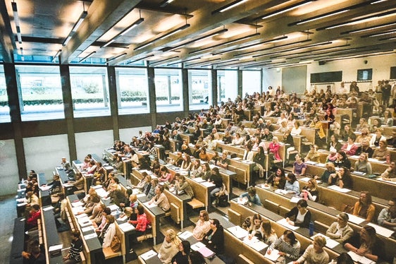 Der Brixner Mathematiktag für den Primarbereich ist eine jährliche Fortbildungsveranstaltung in Kooperation zwischen der Fakultät für Bildungswissenschaften der Freien Universität Bozen und der Pädagogischen Abteilung der Deutschen Bildungsdirektion. Das Bild entstand während der Eröffnung. (Foto: LPA/Freie Universität Bozen)