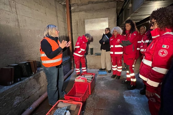 L’esercitazione pratica si è svolta il 22 novembre, coordinata da Eleonora Canobbio (qui in primo piano) e Francesca Peyon, collaboratrici dell’associazione SOS Archivi. (Foto: Archivio provinciale di Bolzano)