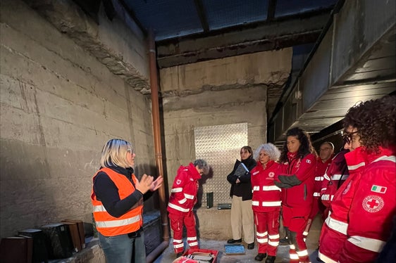 SOS Archivi: Die Übung im Landesarchiv erfolgte unter Anleitung von Eleonora Canobbio aus Mailand. (Foto: LPA/Landesarchiv)