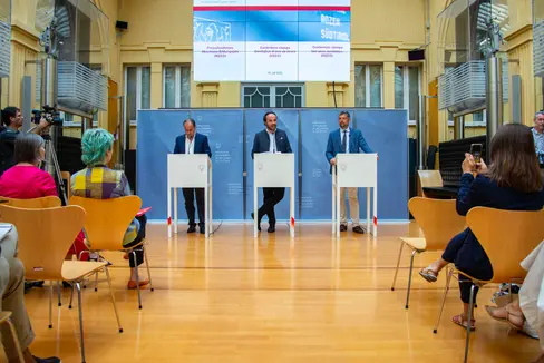 Gli assessori provinciali Achammer, Vettorato e Alfreider, insieme ai massimi rappresentanti delle direzioni scolastiche, hanno tracciato oggi (19 luglio) un bilancio dell'anno scolastico appena concluso (Foto: ASP/Fabio Brucculeri)