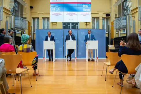 Gli assessori provinciali Achammer, Vettorato e Alfreider, insieme ai massimi rappresentanti delle direzioni scolastiche, hanno tracciato oggi (19 luglio) un bilancio dell'anno scolastico appena concluso (Foto: ASP/Fabio Brucculeri)