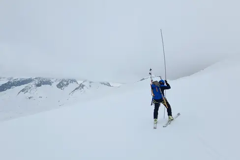 Ein gutes Winterhalbjahr für die Gletscher in Südtirol: Die durchschnittlichen Schneemengen im Hochgebirge liegen 20 bis 40 Prozent über dem Durchschnitt der vergangenen Jahre. Dies haben die Messungen des Landesamtes für Hydrologie ergeben; das Bild entstand während der Schneedeckensondierung am Westlichen Rieserferner in Rein in Taufers am 30. April. (Foto: LPA/Landesamt für Hydrologie und Stauanlagen/Roberto Dinale)