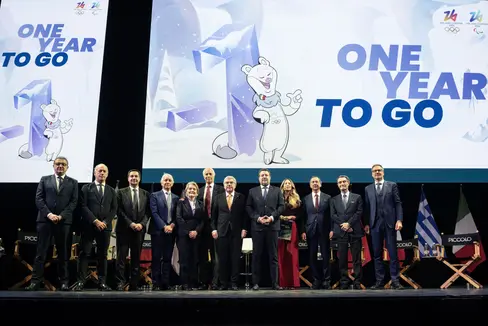 Una festa dei popoli, dei territori e della pace. Con questo spirito si è celebrato il 6 febbraio al teatro Strehler di Milano l’evento celebrativo “One year to go”, al quale ha partecipato anche il presidente della Provincia autonoma di Bolzano Arno Kompatscher (nella foto il quinto da sinistra). (Foto: USP)